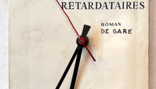 SNYERS A. LES RETARDATAIRES. Roman de gare modifié en pendule en panne. 19 x 12 x 2 cm. 2015